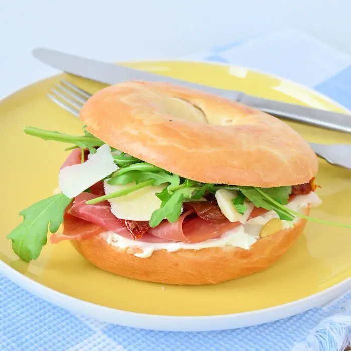 Bagel Met Roomkaas En Prosciutto Laura S Bakery