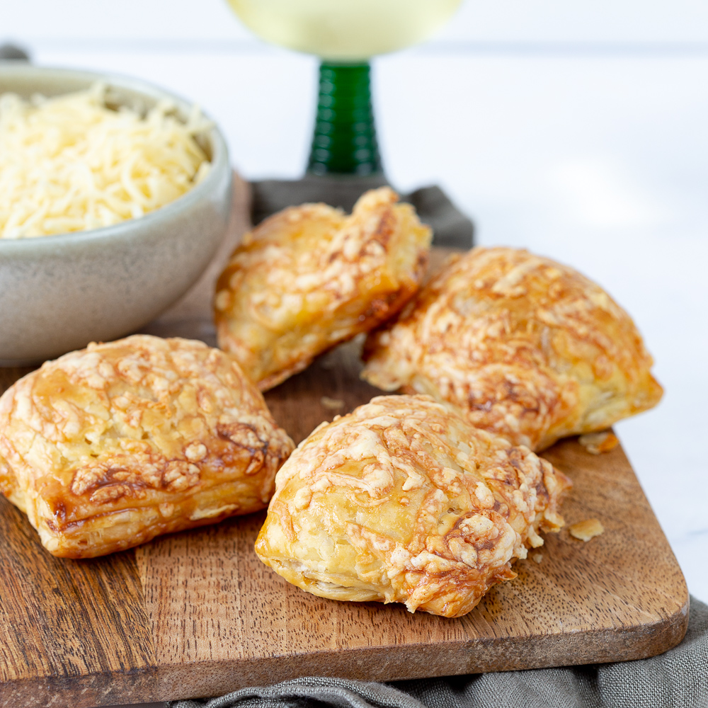 Kleine saucijzenbroodjes met kaas recept